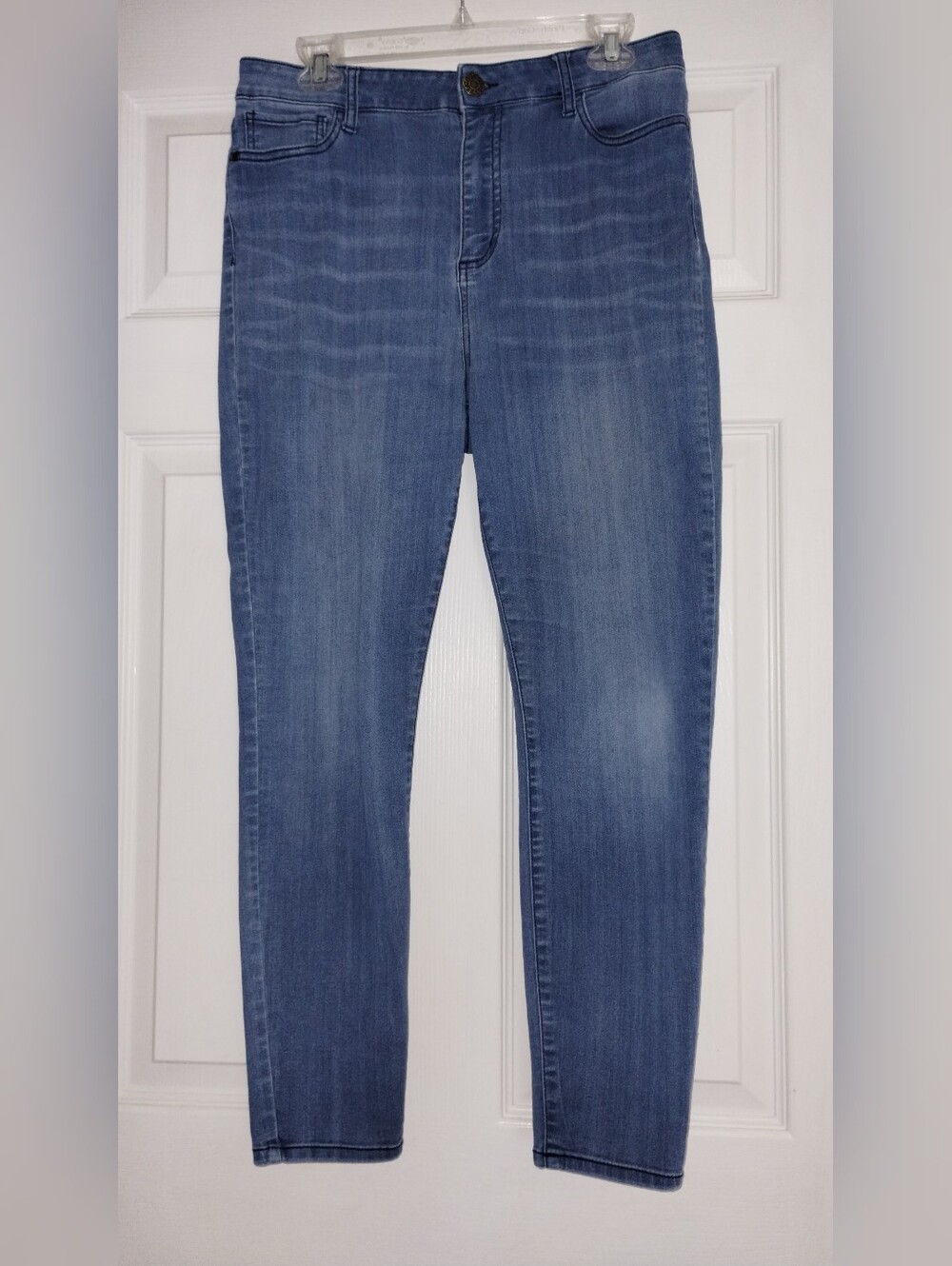 Guess Women's Skinny Jeans in Medium Blue Wash